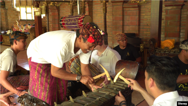Konsultan budaya Raya, Dewa Putu Berata, dan anggota sanggar Çudamani mengajarkan gamelan kepada kru Raya saat berkunjung ke Bali.