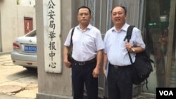 蔡瑛（左）、马连顺律师7月下旬到天津市公安局再次寻找被失踪的李和平律师