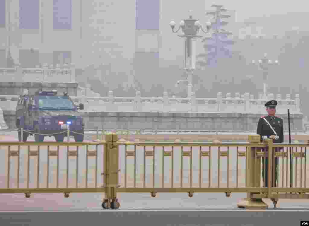 3月4日天安门广场警备森严，当天北京雾霾达到危险级。（美国之音金子莹拍摄）