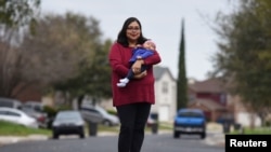 Жительница Техаса фотографируется вместе с маленькой дочерью в первый день возвращения на работу из отпуска по беременности (архивное фото) 