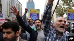 Des manifestants scandent des slogans lors d'un rassemblement annuel marquant l'anniversaire de la prise de l'ambassade américaine à Téhéran, Iran, 4 novembre 2017. 