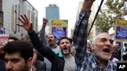 Des manifestants scandent des slogans lors d'un rassemblement annuel marquant l'anniversaire de la prise de contrôle de l'ambassade américaine à Téhéran, Iran, 4 novembre 2017.