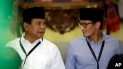 Capres Prabowo Subianto (kiri) dan Cawapres Sandiago Uno saat memasukan pendaftaran untuk pilpres 2019, Jakarta, 10 Agustus 2018.
