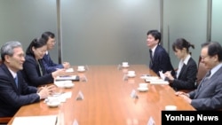김관진 청와대 국가안보실장(왼쪽 첫번째)이 21일 청와대에서 야치 쇼타로 일본 국가안전보장 국장(오른쪽 첫번째)을 면담하고 있다. 