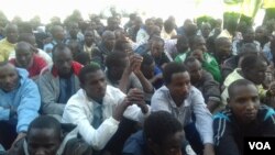 Les jeunes Tchadiens en attente, au Tchad, le 28 avril 2016. (Photo d'illustration/VOA)