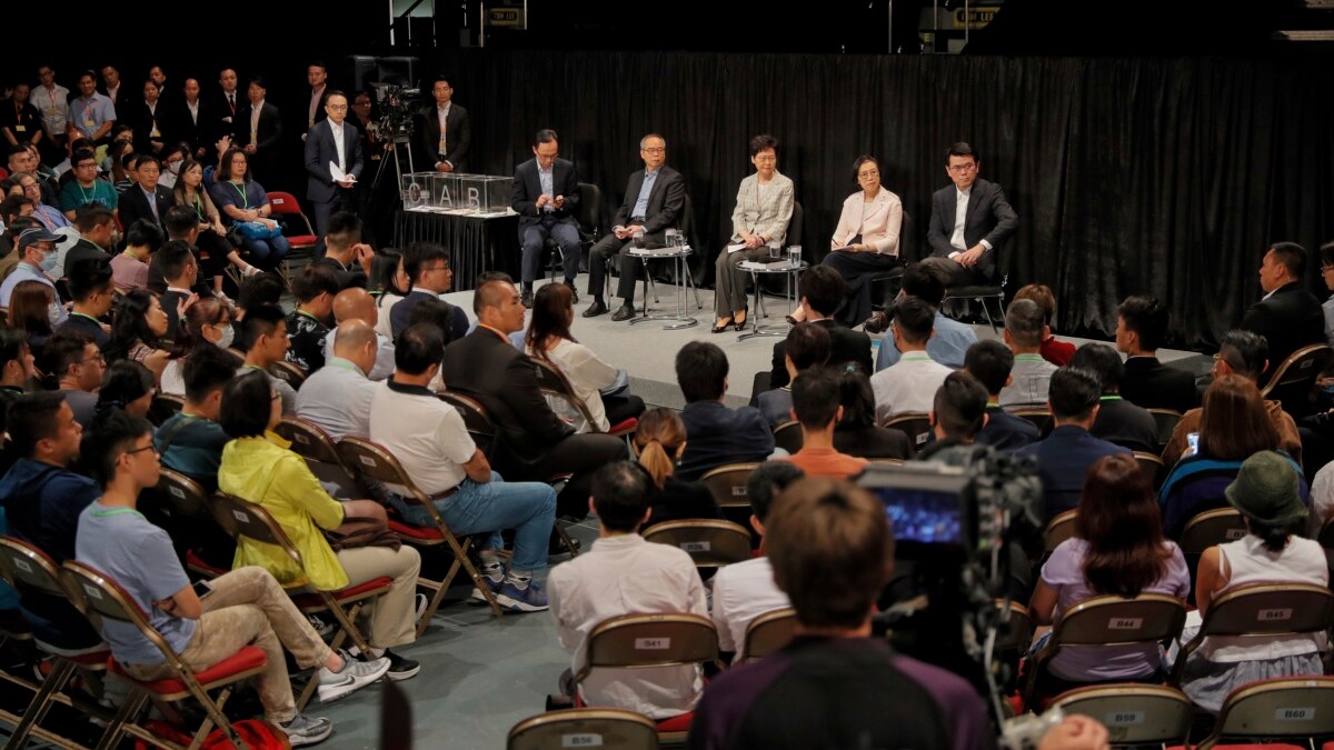林郑月娥与香港市民举行首场对话提出政府需要与市民直接对话