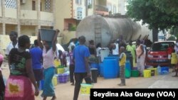 Les habitants d’un quartier s’approvisionnent en eau potable à partir d’un camion-citerne, Dakar, Sénégal, 4 juillet 2017.