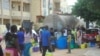 Les habitants d’un quartier s’approvisionnent en eau potable à partir d’un camion-citerne, Dakar, Sénégal, 4 juillet 2017.