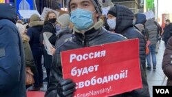 Aksi protes menuntut pembebasan tokoh oposisi Rusia, Alexei Navalny.