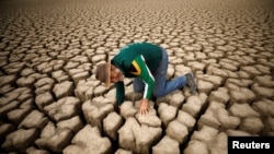 Seorang ahli hidrologi memeriksa kekeringan akibat perubahan iklim di sebuah waduk di Graaff-Reinet, Afrika Selatan (foto: ilustrasi). 
