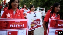 NLD ပါတီ မဲဆွယ်စည်းရုံးနေစဉ်