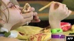 Devojčica ruča u jednom od američkih restorana brze hrane