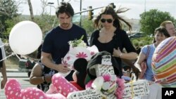 Aktor Christian Bale dan istrinya Sibi Blazic mengunjungi lokasi penembakan di Aurora, Colorado (24/7).