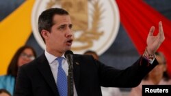 El presidente interino de Venezuela, Juan Guaidó, denunció el viernes que agentes de inteligencia merodeaban en patrullas cerca de su vieienda. 