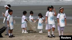 کراچی: سکول کے بچے سمندر پر ہونے والی صفائی مہم میں شریک ہیں۔
