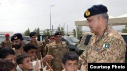 پاکستانی فوج کے سربراہ جنرل قمر جاوید باجوہ بلوچستان کے ضلع آوارن میں اسکول کے بچوں کے ساتھ۔ 5 مئی 2017