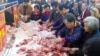 Pelanggan memilih potongan daging kelinci. Korea Utara meminta rakyatnya untuk makan lebih banyak daging kelinci sewaktu negara itu menghadapi tahun kedua lockdown internasional terkait COVID-19. (Foto: REUTERS/Terril Yue Jones)