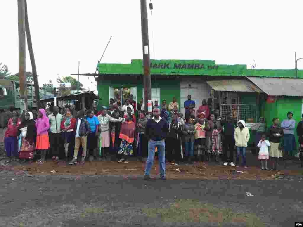 People waiting for the Pope in Kangemi, Nov. 27, 2015. (J. Craig/VOA)