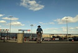 Petugas Patroli Negara Bagian Colorado Josh Lewis menunggu balapan mobil dimulai di Bandimere Speedway, di barat Denver, 5 Mei 2021. Dinas Patroli Negara Bagian meluncurkan program "Take it to the Track" untuk mengurangi balap liar yang berbahaya. (Foto:T