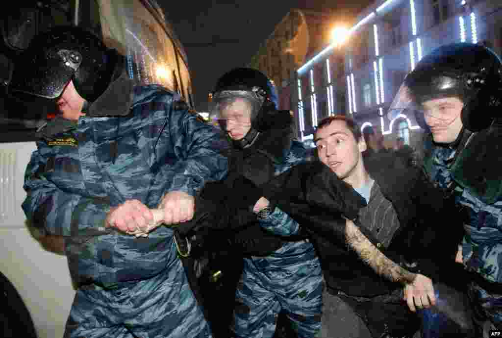 Cảnh sát bắt giữ một người biểu tình tại Moscow. (REUTERS/Anton Golubev)
