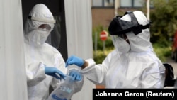 ARHIVA, ILUSTRACIJA - Medicinski radnici u borbi protiv koronavirusa u Briselu, 27. jula 2020. (Foto: Reuters/Johanna Geron)