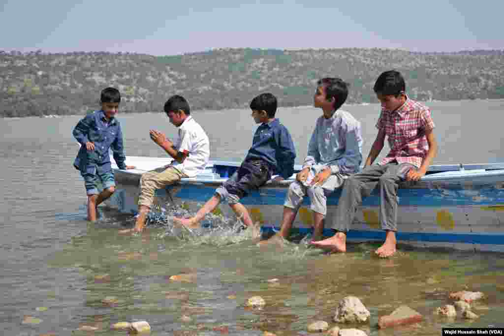 بچے جھیل کے پانی سے لطف اندوز ہو رہے ہیں۔