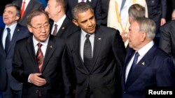 U.S. President Barack Obama (C), U.N. Secretary-General Ban Ki-moon (L) and Kazakhstan's President Nursultan Nazarbayev talk after posing for a family picture with other leaders during the Nuclear Security Summit in The Hague (March 25, 2014.) 