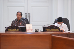 Presiden Jokowi dan Wakil Presiden Ma'ruf Amin dalam rapat terbatas di Istana Kepresidenan di Jakarta, Senin (22/11). (Foto: Courtesy/Biro Setpres)