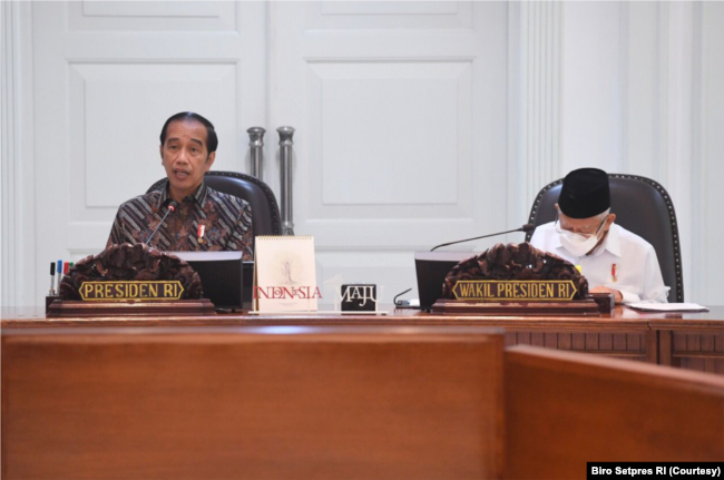 Presiden Jokowi dan Wakil Presiden Ma'ruf Amin dalam rapat terbatas di Istana Kepresidenan di Jakarta, Senin (22/11). (Foto: Courtesy/Biro Setpres)