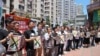  2019年6月7日香港民主党全体出动号召民众星期天上街反对《逃犯条例》修法 （美国之音申华拍摄）