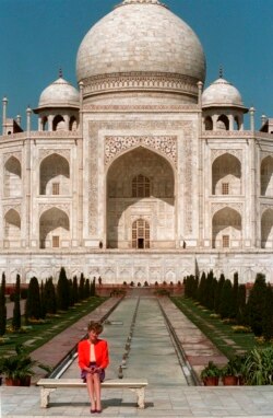Putri Diana berpose sendirian di depan Taj Mahal di Agra, India, 11 Februari 1992. (AP)