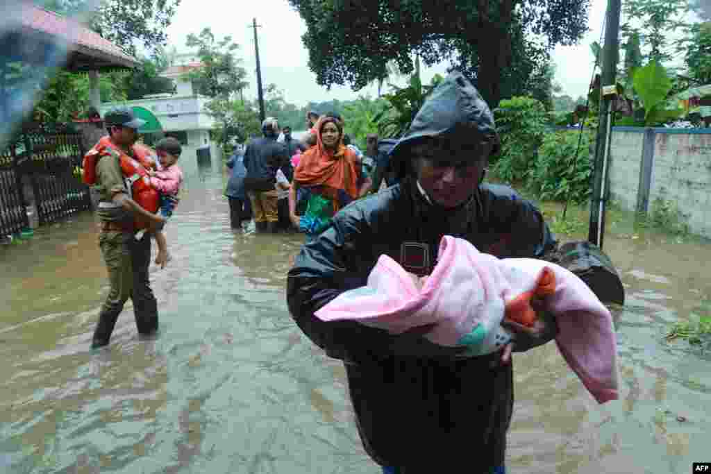 인도 남부 케랄라주 코치에서 폭우로 도로가 침수된 가운데 소방대원들이 주민들의 대피를 돕고 있다. 인도 남부 케랄라 주에서 최근 몬순 시즌을 맞아 내린 폭우로 적어도 73명이 숨진 것으로 알려졌다.