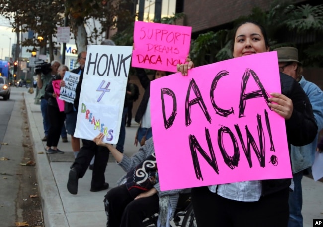 Manifestantes frente a la oficina de la senadora demócrata Dianne Feinstein en Los Angeles, instan a proteger el programa DACA que ampara a unas 800.000 personas traídas ilegalmente a EE.UU. en la infancia. Enero 3, 2018.