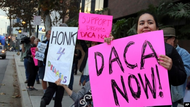 Manifestan ki tap pwoteste pou mande administrasyon Trump la konsève DACA (Los Angeles, 3 janvye 2018).