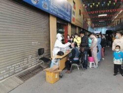 တရုတ်နိုင်ငံ ယူနန်ပြည်နယ်၊ ကြယ်ဂေါင်မြို့မှာ ကိုဗစ်စစ်ဆေးနေတဲ့ မြင်ကွင်း။ (နိုဝင်ဘာ ၂၃၊ ၂၀၂၀)