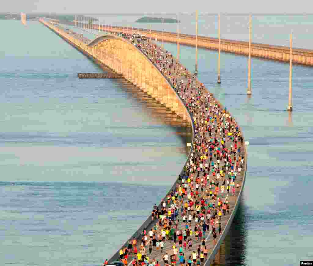 អ្នក​ប្រកួត​រត់​ប្រណាំង​នៅ​ក្នុង​កម្មវិធី 7 Mile Bridge Run នៅ​លើ​ស្ពាន​វែង​ជាង​គេ​បំផុត​ចំនួន៤២​​នៅ​លើ​មហាវិថី Florida Keys Overseas Highway នៅ​ក្បែរ​ក្រុង Marathon រដ្ឋ Florida កាលពី​ថ្ងៃទិ១ ខែមេសា ឆ្នាំ២០១៧។