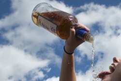 Seorang perempuan minum minuman beralkohol di sebuah acara muda-mudi di Moorland Farms, di Far Hills, New Jersery, 17 Oktober 2015.(Foto: Reuters)