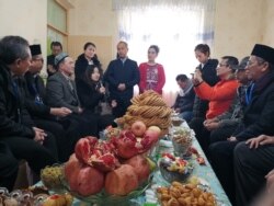 Warga Muslim-Uighur menyambut kedatangan sebagian delegasi Indonesia di rumah mereka dengan menghadirkan jamuan khas Xinjiang dan buah-buahan segar saat kunjungan yang dimulai 18 Februari 2019. (Foto: Robikin Emhas/PBNU)