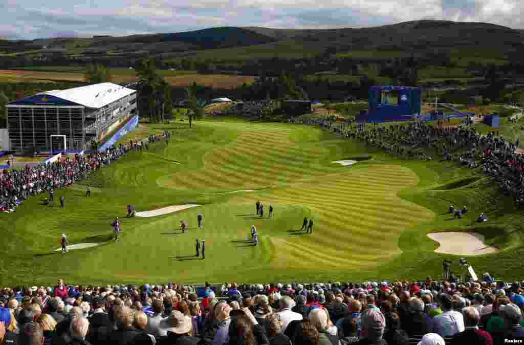 Một buổi tập với nhiều khán giả đến xem trong giải golf Ryder Cup của châu Âu trước khi chính thức khai mạc ở Gleneagles, Scotland. 