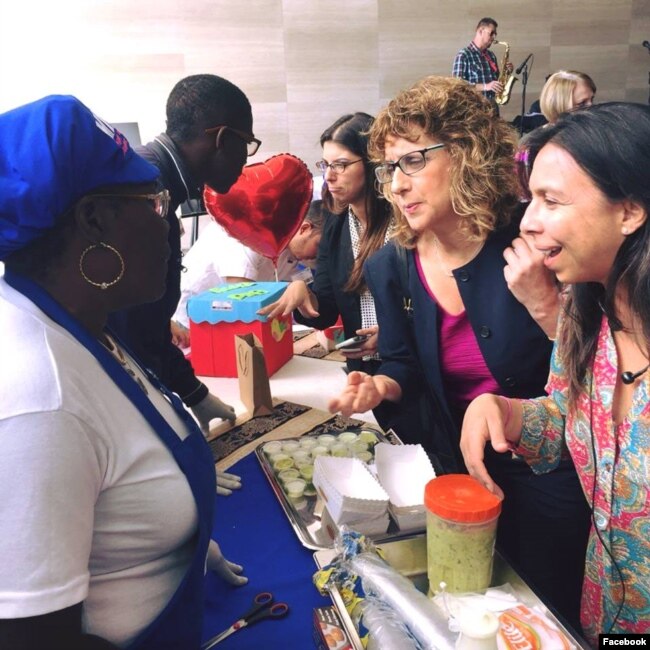Subsecretaria adjunta para la oficina de Población, Refugiados y Migración de Estados Unidos,Nancy Izzo Jackson, durante una reciente visita a Ecuador para ver de primera mano el impacto del flujo de los desplazados venezolanos al país andino. Foto: Embajada de EE.UU. en Quito. Junio 20 de 2018.