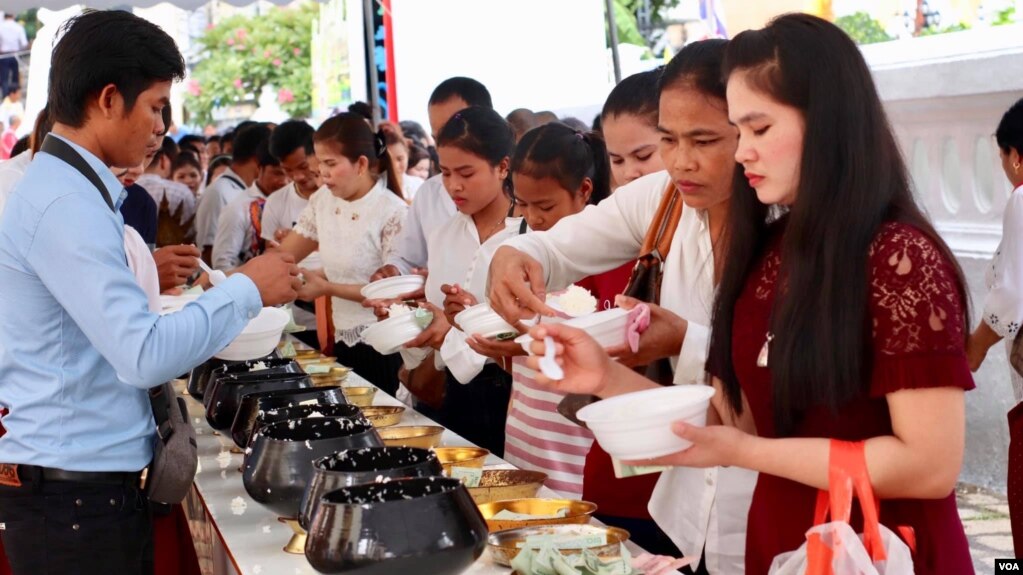 ពលរដ្ឋ​ខ្មែរ​ដែល​ភាគ​ច្រើន​ជាពលករ​​ចំណាកស្រុក​ ដែល​កំពុង​ធ្វើ​ការ​នៅ​ប្រទេស​ថៃ កំពុង​រាប់បាត្រ​​​ក្នុង​ពេល​​ប្រារព្ធ​ពិធី​បុណ្យ​ភ្ជុំបិណ្ឌ នៅ​វត្ត​ស៊ីសុដារ៉ាម ក្នុង​ទីក្រុង​បាងកក នៅ​ថ្ងៃទី​២២​ ខែ​កញ្ញា ឆ្នាំ​២០១៩។ (រូបភាព៖ សមាគមខេមរនិស្សិត MCU)