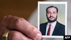 Фото затриманого ізраїльтянами журналіста Самера Аллаві в руках його матері.