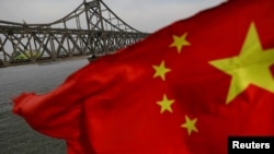 Bendera China di jembatan Persahabatan yang melintas Sungai Yalu, 1 April 2017.