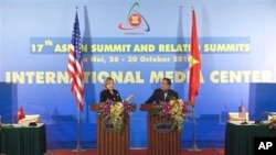 U.S. Secretary of State Hillary Rodham Clinton gestures during a news conference with Vietnamese Foreign Minister Pham Gia Khiem at the ASEAN summit in Hanoi, 30 Oct 2010