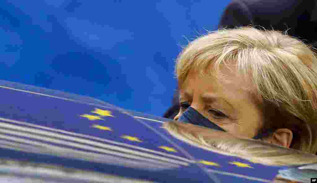 Kanselir Jerman Angela Merkel setelah pertemuan puncak Uni Eropa di Brussels, Jumat, 22 Oktober 2021. Para pemimpin Uni Eropa melakukan pertemuan puncak dua hari pada Jumat untuk membahas isu-isu seperti perubahan iklim, krisis energi, perkembangan COVID-19 dan migrasi . (Foto: AP/Olivier Hoslet)