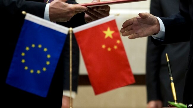 资料照:欧盟旗帜与中国国旗