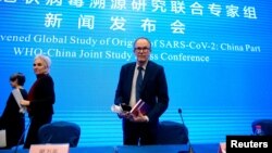 世卫组织新冠病毒源头调查组专家组成员，丹麦科学家彼得·本·安巴雷克(Peter Ben Embarek)与中国方面在武汉召开联合记者会。 （2021年2月9日）
