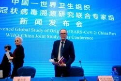 Peter Ben Embarek dan tim investigasi WHO tentang sumber virus corona baru dan pihak China, dalam konferensi pers bersama di Wuhan, 9 Februari 2021.