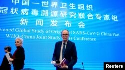 世衛組織新冠病毒源頭調查組專家組成員，丹麥科學家彼得·本·安巴雷克(Peter Ben Embarek)與中國方面在武漢召開聯合記者會。（2021年2月9日）