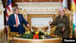 Menlu AS John Kerry (kiri) bertemu dengan Massoud Barzani, presiden wilayah otonomi Kurdi di Irak timur laut, Selasa (24/6).